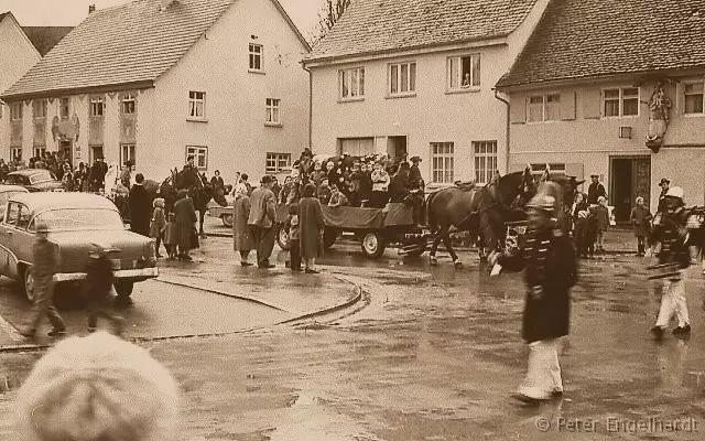 Fastnachtsumzug vor dem Grünen Baum in Ochsenhausen 1959