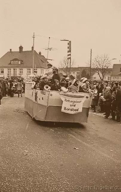 Narrenschiff im Fastnachtsumzug Memmingerstraße in Ochsenhausen 1969