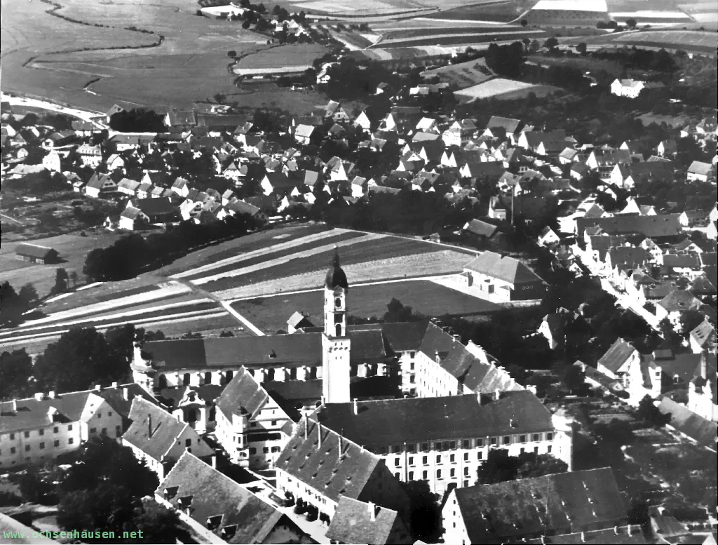 Das Kloster und das Ortszentrum Ochsenhausen von einem Zeppelin aus.