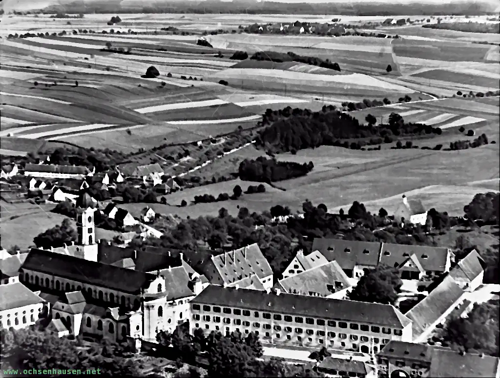 Luftbild des Klosters Ochsenhausen von Nord um 1920.