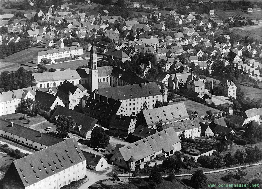 Luftaufnahme vom Kloster und den Ortskern von Ochsenhausen um 1955 bis 1960.