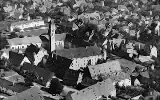 Luftaufnahme vom Kloster und den Ortskern von Ochsenhausen um 1955 bis 1960.