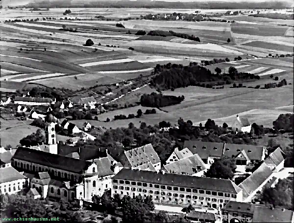 Luftbild des Klosters Ochsenhausen von Nord um 1920.