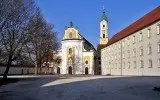 Platz vor der Klosterkirche in Ochsenhausen, rechts der sogenannte Fürstenbau.