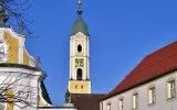 Teil der Westfassade der Klosterkirche Ochsenhausen mit Prälatur und Fürstenbau.