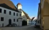 Links Prälatur, dahinter der ehemalige Küchenbau. Rechts Fürstenbau, dahinter das heutige Klostermuseum Ochsenhausen