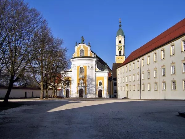 Platz vor der Klosterkirche in Ochsenhausen, rechts der sogenannte Fürstenbau. Klosterkirche Ochsenhausen