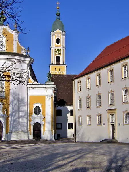 Teil der Westfassade der Klosterkirche Ochsenhausen mit Prälatur und Fürstenbau. Westfassade der Klosterkirche
