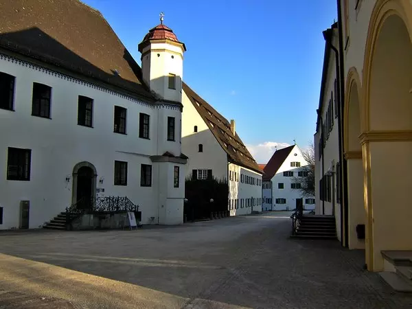Links Prälatur, dahinter der ehemalige Küchenbau. Rechts Fürstenbau, dahinter das heutige Klostermuseum Ochsenhausen Prälatur Kloster Ochsenhausen