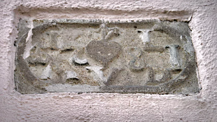 Verwitterte Hausinschrift am Marktplatz in Ochsenhausen